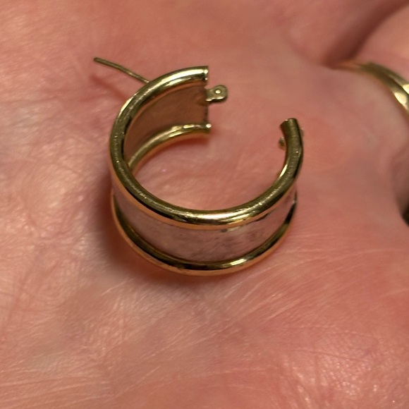 14K Two tone Huggie - Hoop earrings Estate - Picture 13 of 14